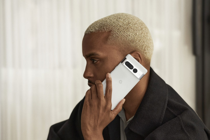 Im Laufe des Jahres 2022 soll noch eine Funktion nachgereicht werden, die Telefonate besonders gut verständlich machen soll. (Bild: Google)